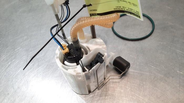 Electric fuel pump from a BMW 3 serie Touring (F31) 320d 2.0 16V 2014