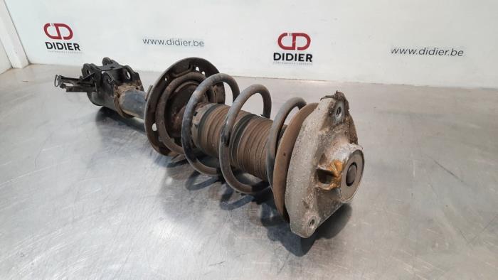Fronts shock absorber, left from a Mercedes-Benz CLA (117.3) 2.2 CLA-200 CDI, 200 d 16V 2018