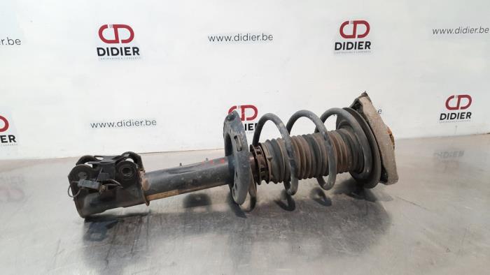 Fronts shock absorber, left from a Mercedes-Benz CLA (117.3) 2.2 CLA-200 CDI, 200 d 16V 2018