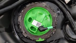 Usados Bomba eléctrica de combustible Volkswagen Golf VII (AUA) 2.0 R 4Motion 16V Precio € 96,80 IVA incluido ofrecido por Autohandel Didier