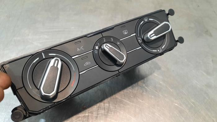 Panel de control de aire acondicionado de un Volkswagen Polo VI (AW1) 1.0 TSI 12V 2018