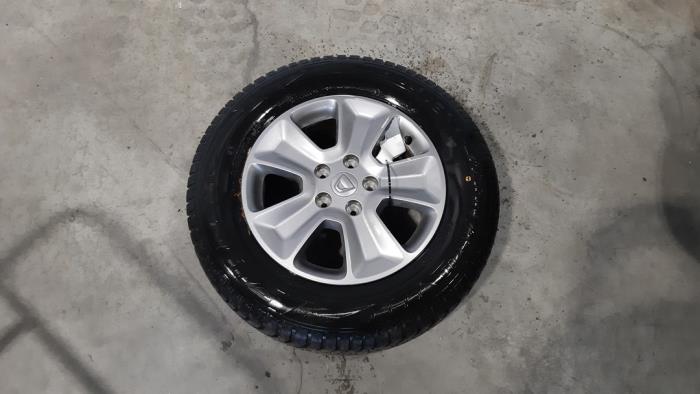 Wheel + tyre from a Dacia Duster (HS) 1.5 dCi 2018