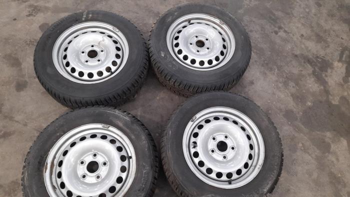 Juego de llantas y neumáticos de un Volkswagen Caddy Combi IV 1.4 TGI EcoFuel 2019