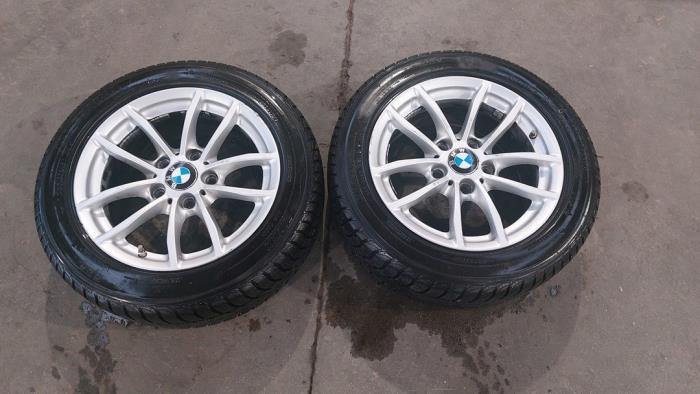 Llanta y neumático de invierno de un BMW 1 serie (F20) 116d 1.6 16V Efficient Dynamics 2015