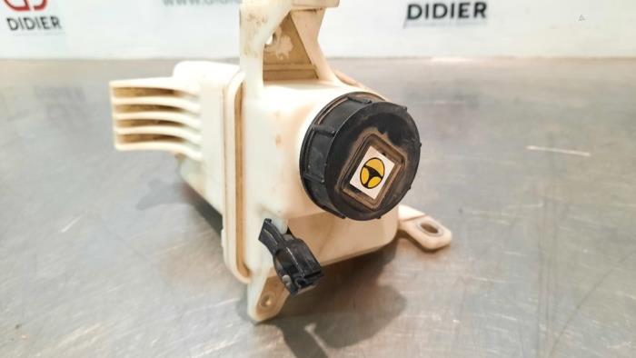 Depósito de líquido de freno de un Fiat Ducato (250) 2.0 D 115 Multijet 2019