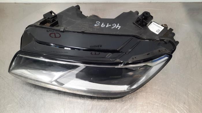 Headlight, left from a Volkswagen Tiguan (AD1) 2.0 TDI 16V BlueMotion Technology SCR 2018