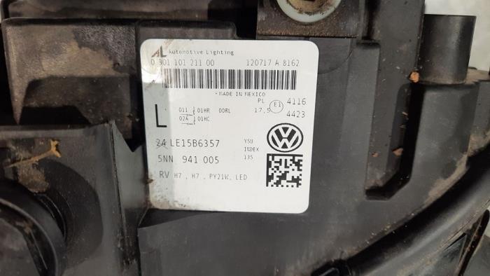 Headlight, left from a Volkswagen Tiguan (AD1) 2.0 TDI 16V BlueMotion Technology SCR 2018