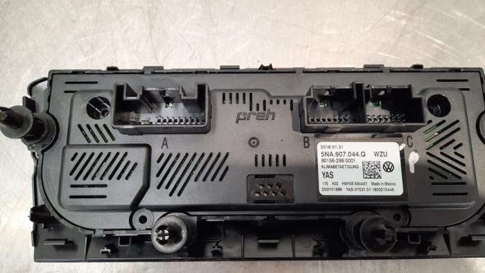 Air conditioning control panel from a Volkswagen Tiguan (AD1) 2.0 TDI 16V BlueMotion Technology SCR 2018