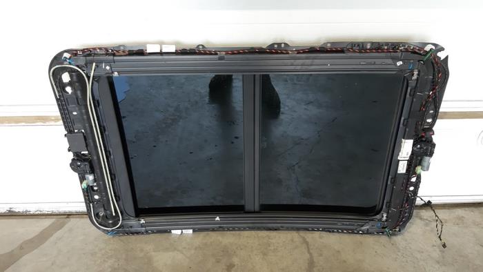 Panoramic roof from a Volkswagen Tiguan (AD1) 2.0 TDI 16V BlueMotion Technology SCR 2019