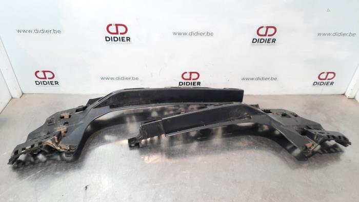 Rear bumper bracket central from a BMW 3 serie (G20) 320d 2.0 TwinPower Turbo 16V 2020