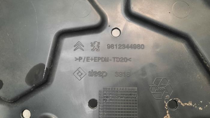 Plaque de protection moteur d'un Peugeot 3008 II (M4/MC/MJ/MR) 1.5 BlueHDi 130 2018