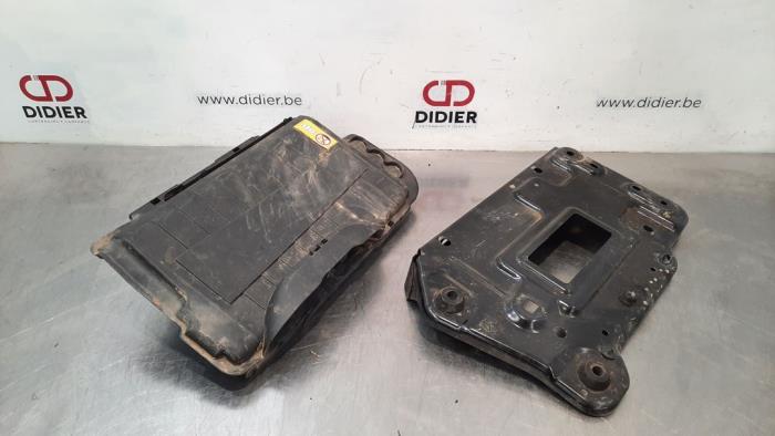 Caja de batería de un Mercedes-Benz A (W176) 2.2 A-200 CDI, A-200d 16V 2015