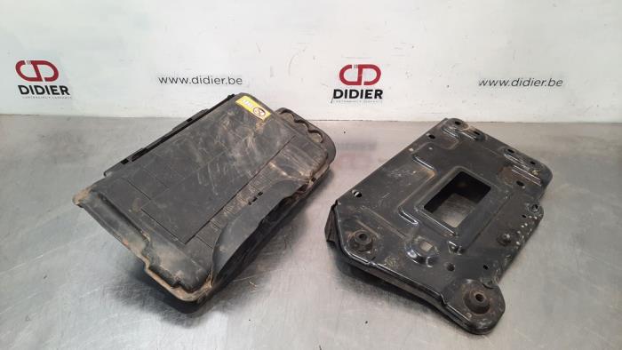 Begagnade Batterilåda Mercedes A (W176) 2.2 A-200 CDI, A-200d 16V Pris € 30,25 Inklusive moms erbjuds av Autohandel Didier