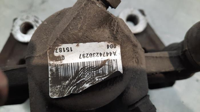 Rear brake calliper, right from a Mercedes-Benz V (447.8) 2.1 250 BlueTEC, 250 d 16V 2015