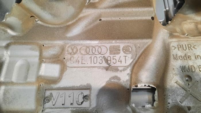 Engine cover from a Volkswagen Tiguan (AD1) 2.0 TDI 16V BlueMotion Techn.SCR 4Motion 2017