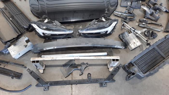 Front end, complete Volvo XC60 II 2.0 B5 16V Mild Hybrid AWD - 32337378