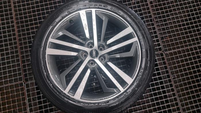 Wheel + tyre from a Audi Q5 (FYB/FYG) 2.0 50 TFSI e 16V Mild Hybrid Quattro 2022