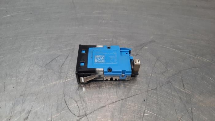 Begagnade USB-modul BMW X5 (G05) xDrive 45 e iPerformance 3.0 24V Pris € 18,15 Inklusive moms erbjuds av Autohandel Didier