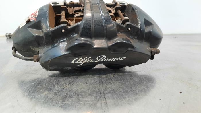 Etrier de frein (pince) avant droit d'un Alfa Romeo Stelvio (949) 2.2d 16V 160 2020