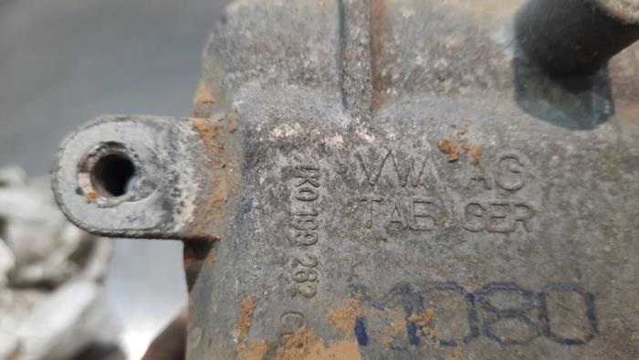Engine mount from a Volkswagen Caddy IV 2.0 TDI 102 2016