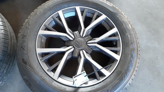 Kit jantes + pneumatiques d'un Volkswagen Tiguan (AD1) 1.4 TSI 16V 4Motion 2017