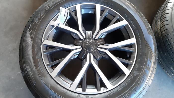 Set of wheels + tyres from a Volkswagen Tiguan (AD1) 1.4 TSI 16V 4Motion 2017