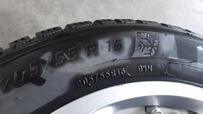 Llanta y neumático de un MINI Clubman (F54) 1.5 One D 12V 2019