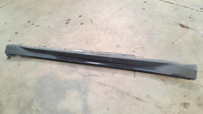 Door sill right from a BMW X1 (F48) sDrive 16d 1.5 12V TwinPower 2016