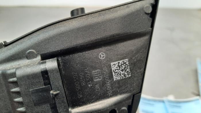 Accelerator pedal from a Mercedes-Benz E Estate (S213) E-200d 2.0 Turbo 16V 2017