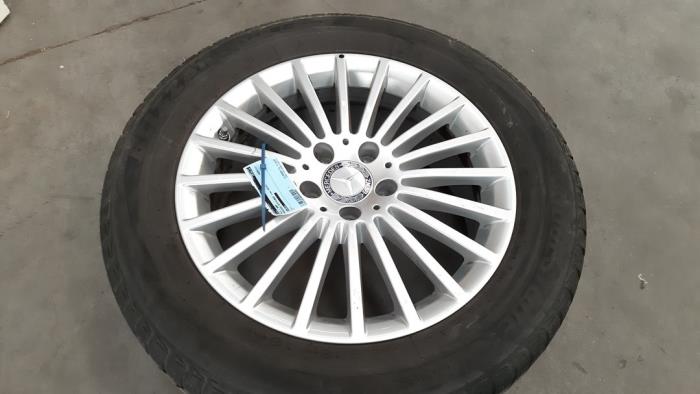 Wheel + tyre from a Mercedes-Benz GLA (156.9) 2.2 200 CDI, d 16V 4-Matic 2015