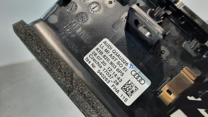 Rejilla de aire de salpicadero de un Audi Q3 (F3B) 2.0 35 TDI 16V 2020