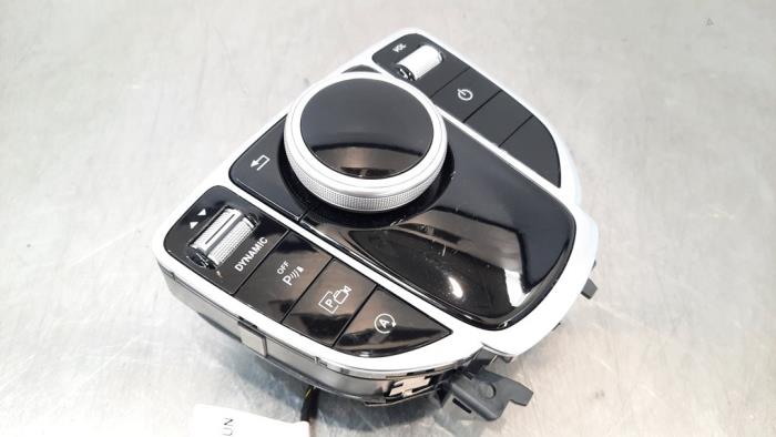 Botón I-Drive de un Mercedes-Benz C Estate (S205) C-180d 1.6 Turbo 16V 2019
