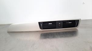 Używane Kratka wentylacyjna deski rozdzielczej BMW 1 serie (F20) 118i 1.5 TwinPower 12V Cena € 54,45 Z VAT oferowane przez Autohandel Didier