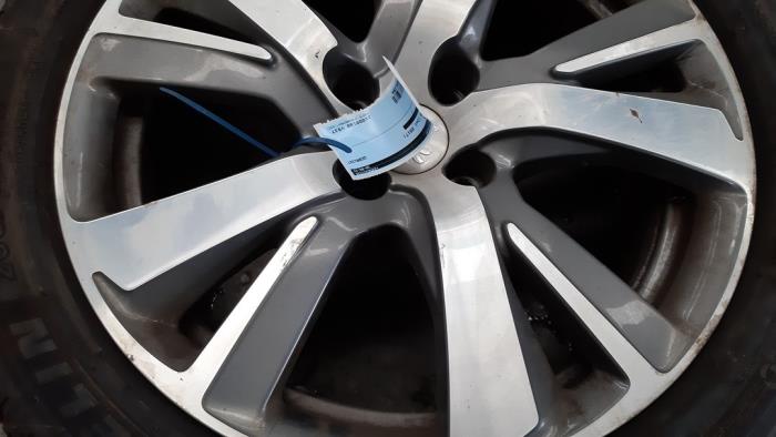 Wheel + winter tyre from a Peugeot 2008 (CU) 1.2 12V e-THP PureTech 130 2017