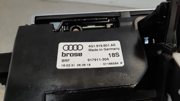 Navigation display from a Audi A6 Avant (C7) 3.0 TDI V6 24V Quattro 2018