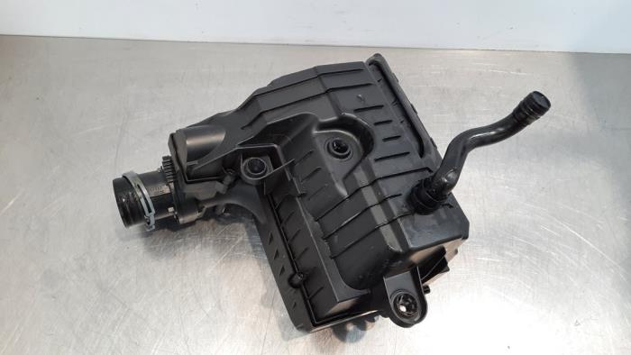 Cuerpo de filtro de aire de un Volkswagen Passat Variant (3G5) 1.6 TDI 16V 2020