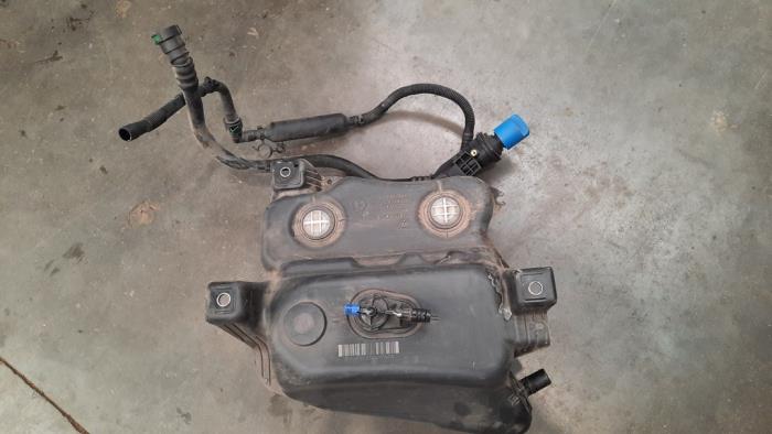 Gebrauchte Adblue Tank Volkswagen Passat Variant (3G5) 1.6 TDI 16V Preis € 163,35 Mit Mehrwertsteuer angeboten von Autohandel Didier
