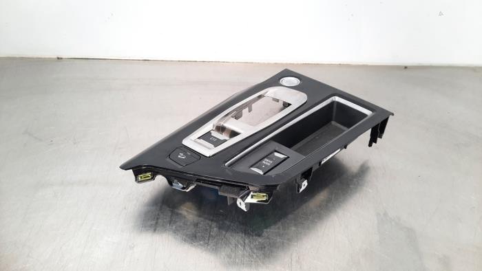 Middle console from a Peugeot 3008 II (M4/MC/MJ/MR) 1.6 16V PureTech 180 2020