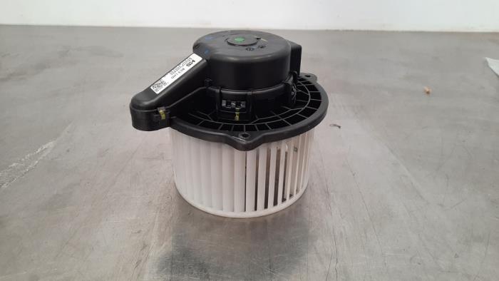 Motor de ventilador de calefactor de un Hyundai i20 (BC3) 1.0 T-GDI 100 12V 2021