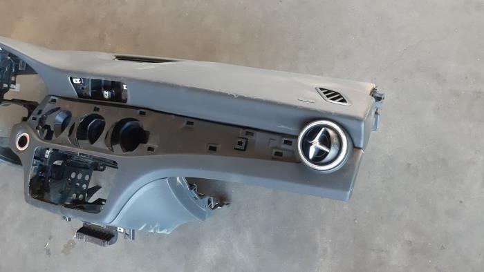 Salpicadero de un Mercedes-Benz CLA Shooting Brake (117.9) 1.6 CLA-180 16V 2016