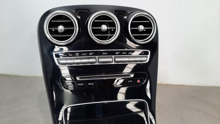 Consola central de un Mercedes-Benz C (W205) C-300 CDI 2.2 BlueTEC Hybrid, C-300 h 16V 2018