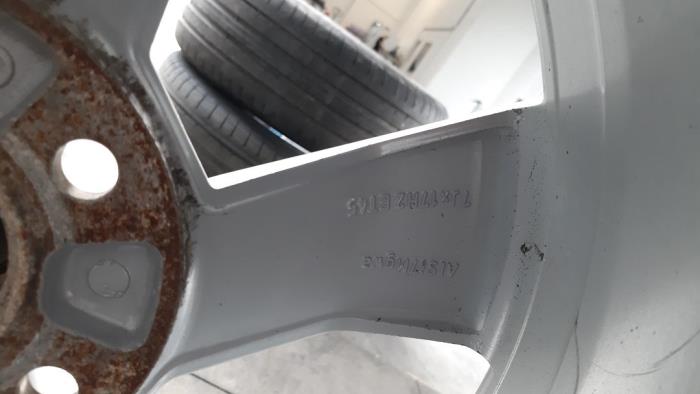 Llanta y neumático de un Skoda Octavia Combi (5EAC) 2.0 TDI RS 16V 2018