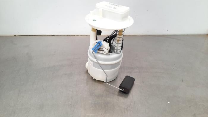 Electric fuel pump from a Renault Clio V (RJAB) 1.3 TCe 130 16V 2020