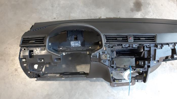 Dashboard from a Toyota Auris Touring Sports (E18) 1.8 16V Hybrid 2017