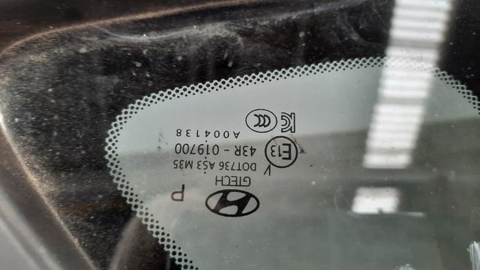 Ventanilla adicional de 4 puertas izquierda detrás de un Hyundai Kona (OS) 1.0 T-GDI 12V 2018
