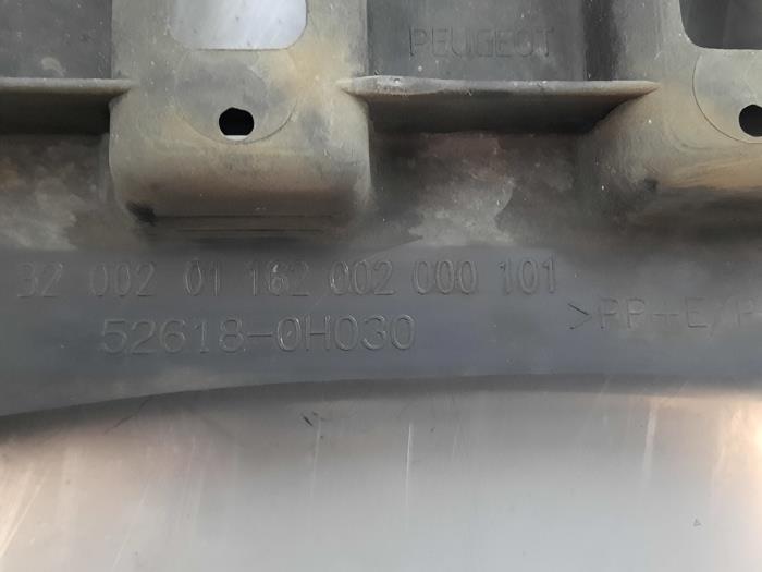 Pare-chocs plaque inférieure d'un Peugeot 108 1.0 12V 2017