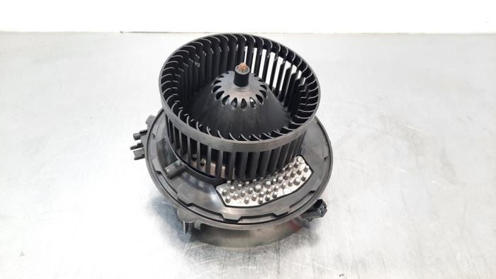 Motor de ventilador de calefactor de un Volkswagen Golf VIII (CD1) 1.5 eTSI 16V 2020