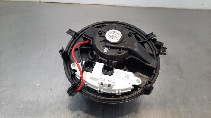 Heating and ventilation fan motor from a Volkswagen Golf VIII (CD1) 1.5 eTSI 16V 2020