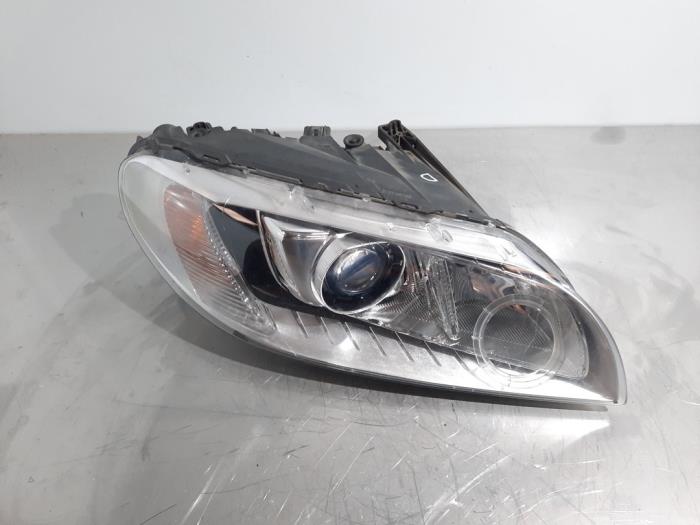 Używane Reflektor prawy Volvo V70 (BW) 2.0 D4 16V Cena € 399,30 Z VAT oferowane przez Autohandel Didier