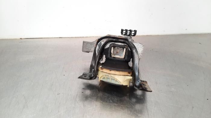 Used Engine mount Dacia Duster (HS) 1.5 dCi 4x4 Price € 24,20 Inclusive VAT offered by Autohandel Didier
